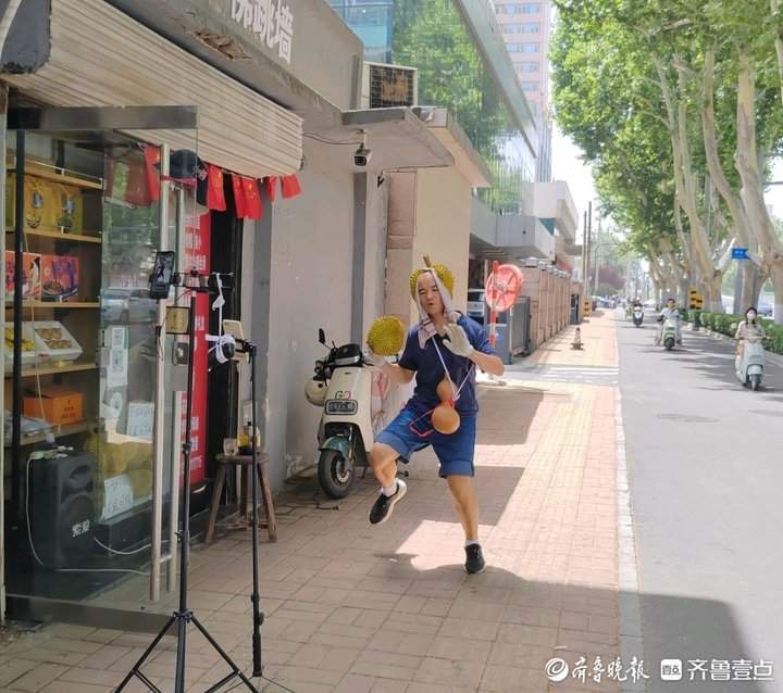 济南一小哥为卖榴莲，在店门口快乐起舞