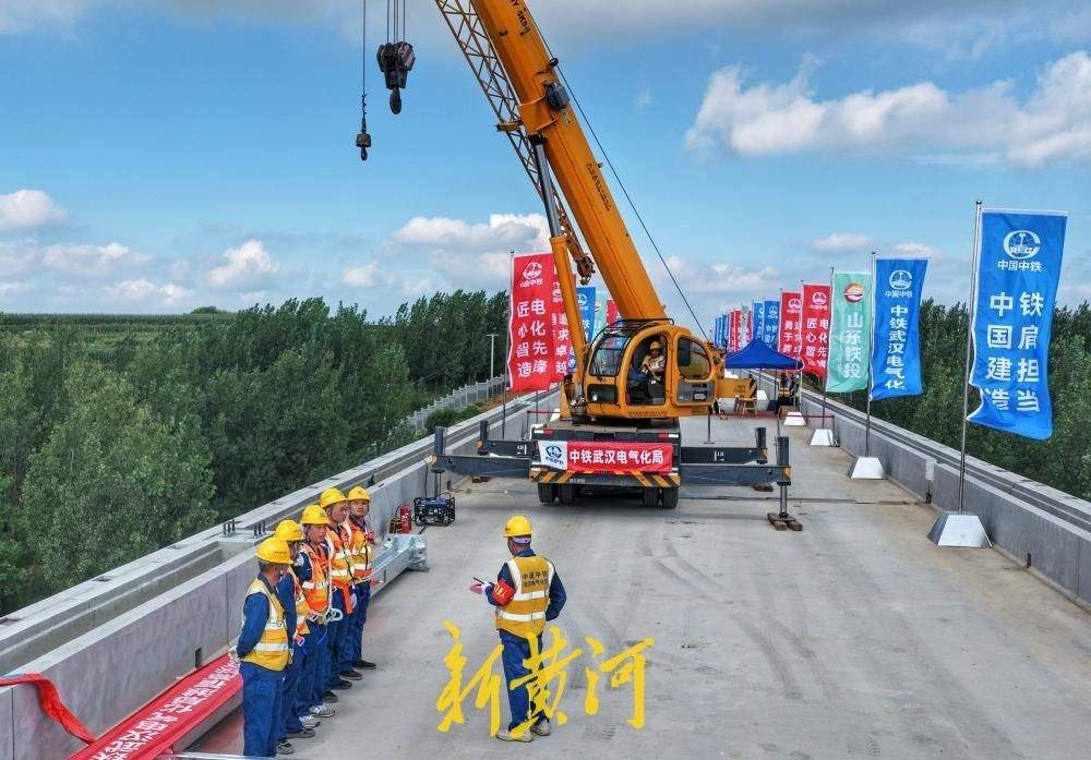 潍宿高铁至青岛连接线接触网第一杆成功组立 全线进入“四电”施工阶段