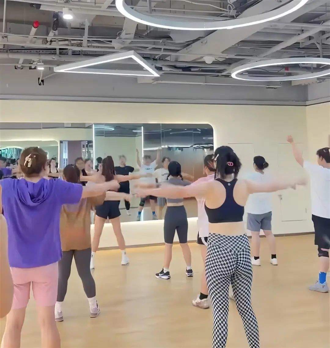 既能运动减肥又有工资奖金,“跳操助播”的工作真的适合你吗?