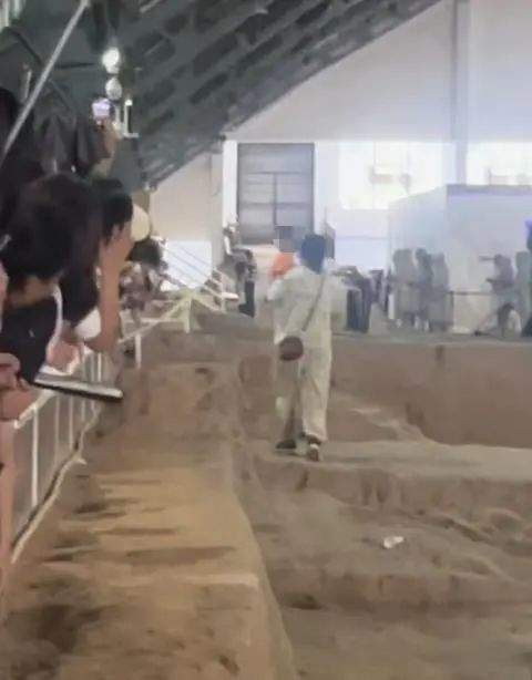 女子参观兵马俑抱孩子走进俑坑，当地回应