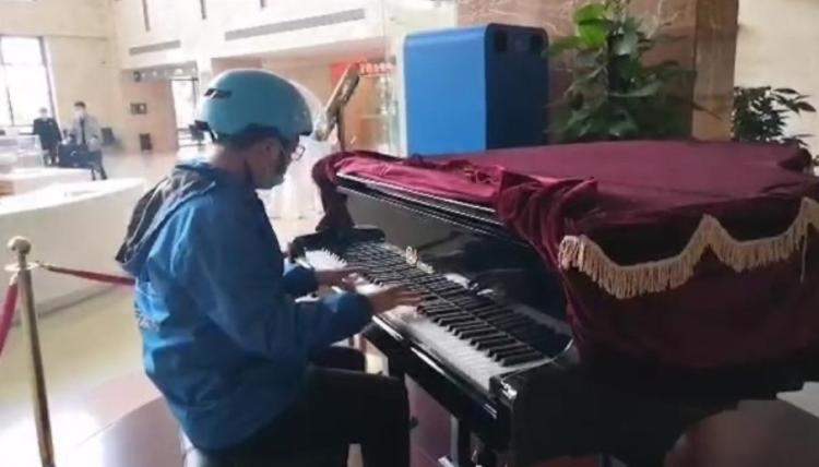 那个爱弹钢琴的外卖小哥 终于还清了200万欠债