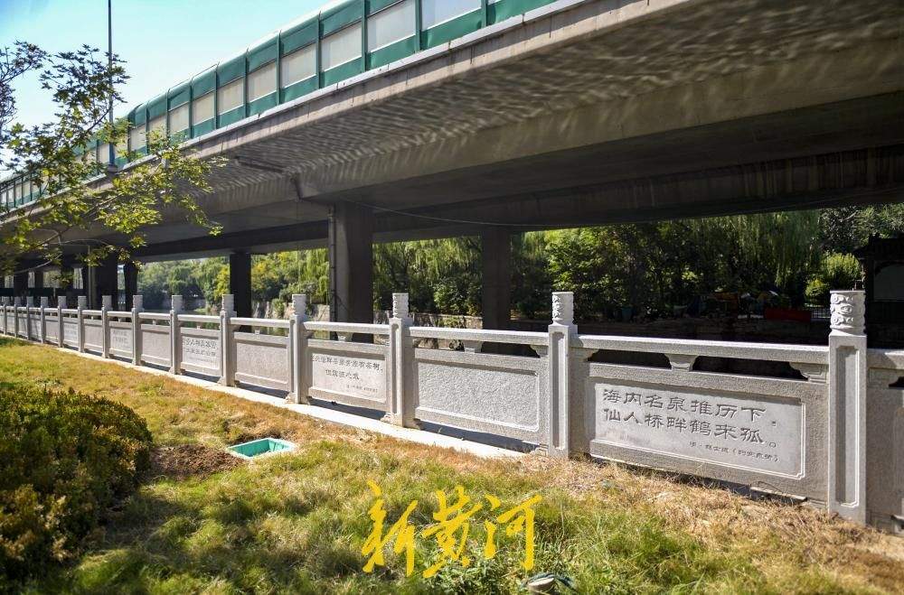 济南西泺河河道改造收尾，诗词围栏扮靓社区小公园