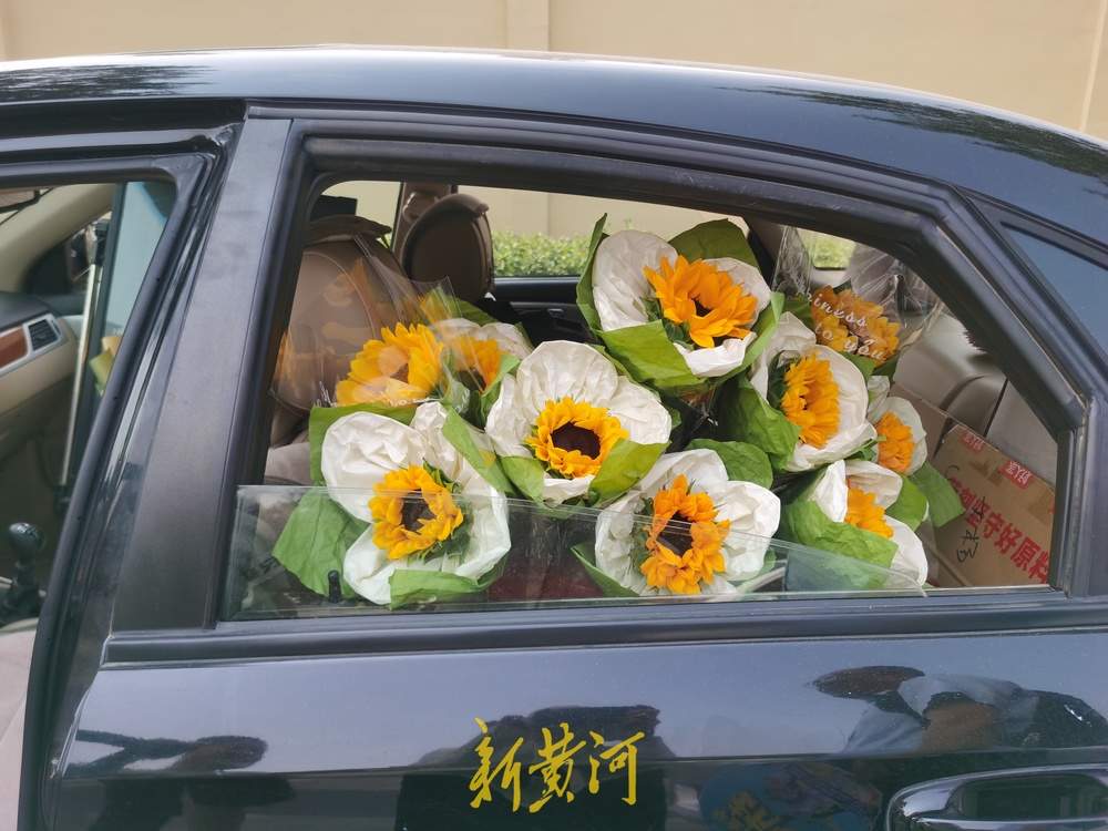 祝福都在鲜花里！济南高考考点外鲜花预订受追捧