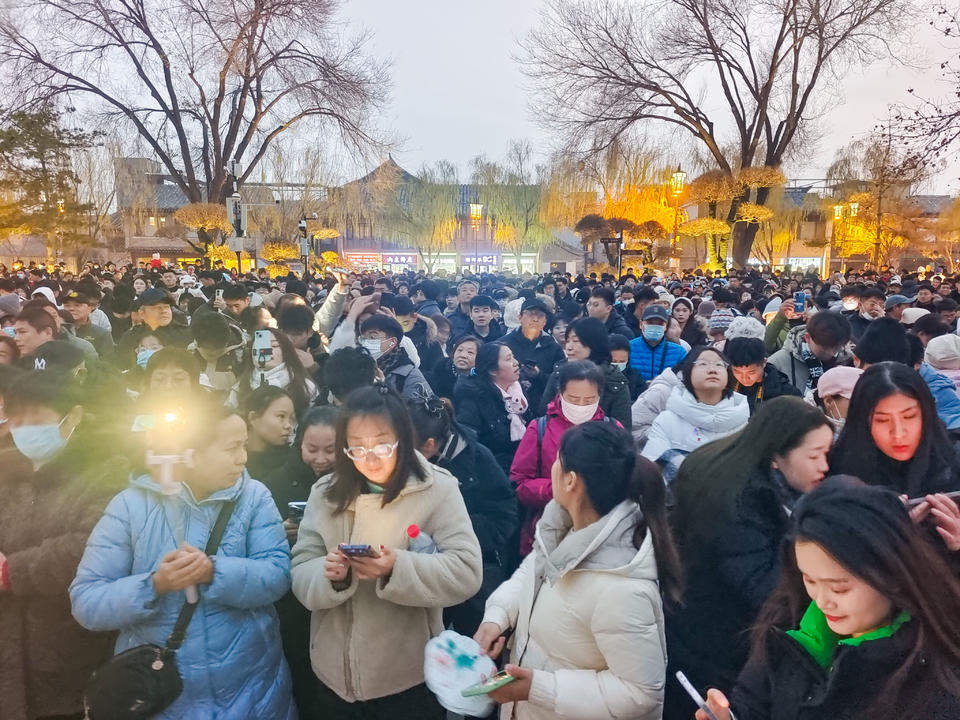 大明湖畔“夏雨荷”亮灯盛景，大批游客共赴美丽之约