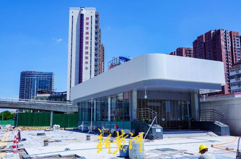 济南纬六路多个地铁出入口初具规模，与300米高楼同框成新景