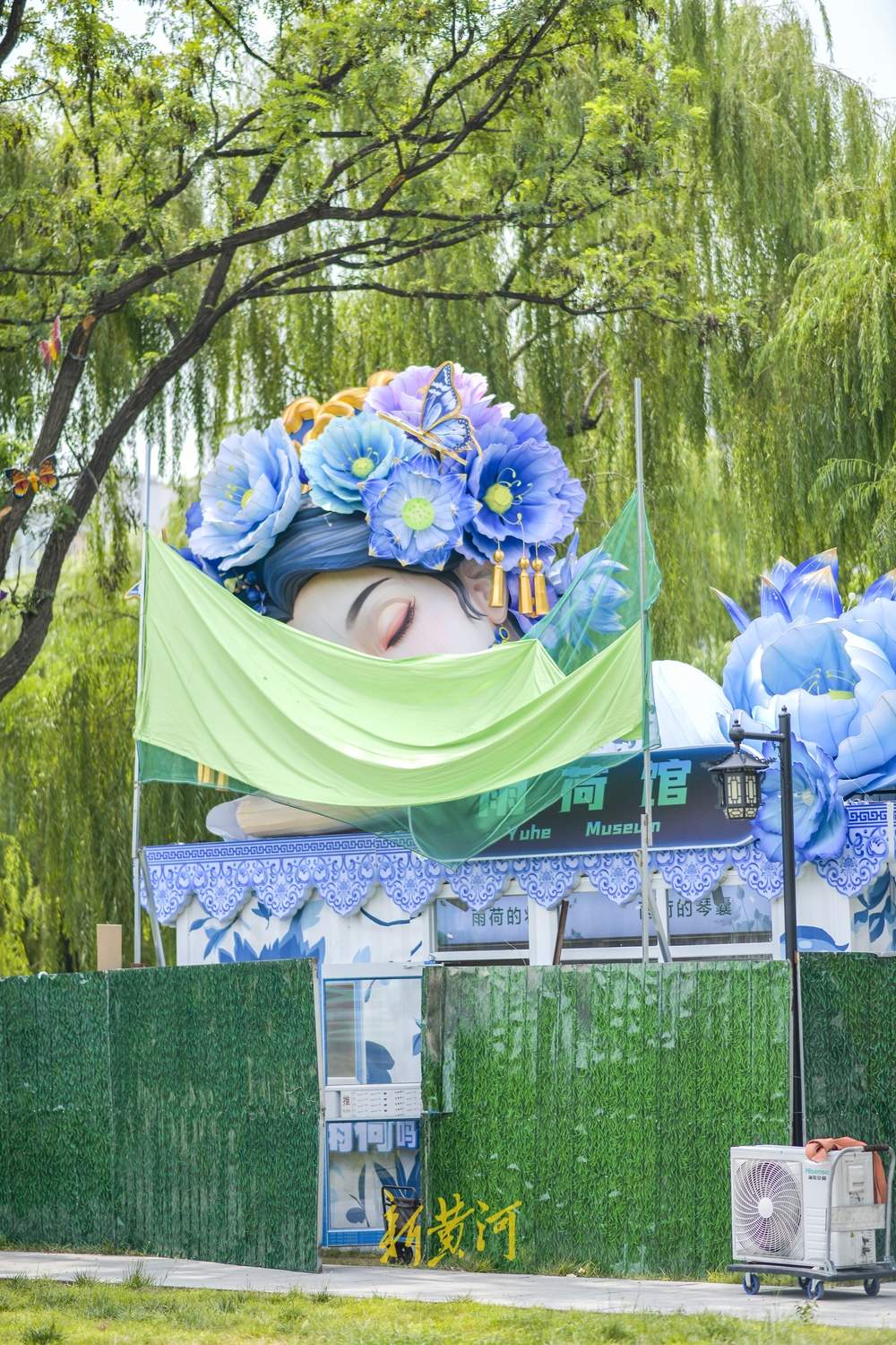 “雨荷馆”上方现身缩小版明湖雨荷 ，启用后将出售雨荷文创产品