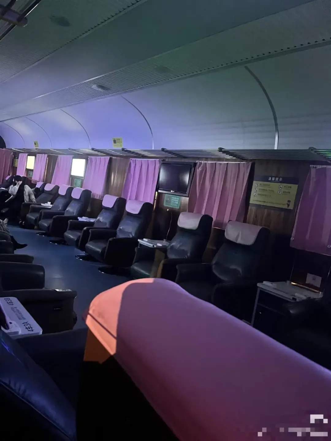 这个火车站用绿皮车提供免费住宿，还设有女性专用车厢！