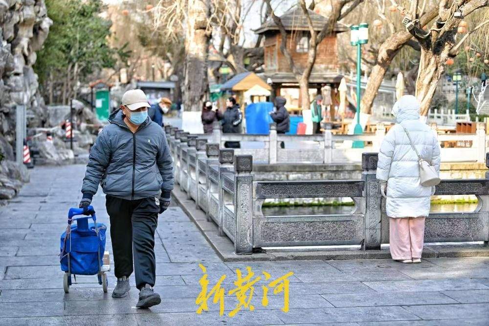 泉城迎“倒春寒” 市民重拾冬装保暖出行