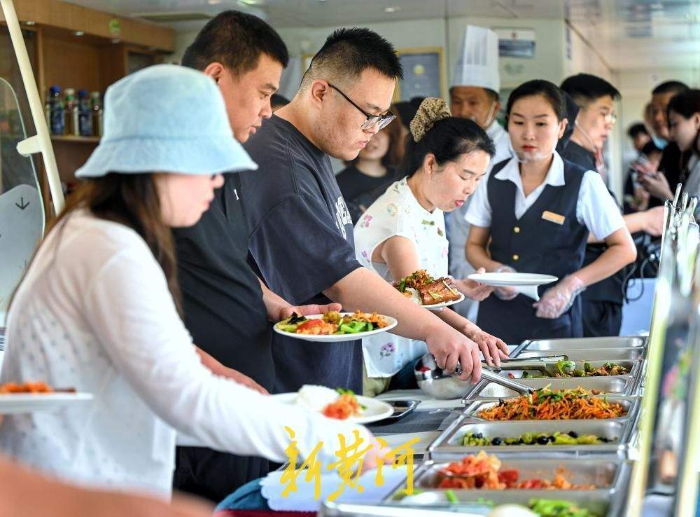 美味自助随行 旅途暖心升级！K1284/1次列车餐车开启自助用餐新模式