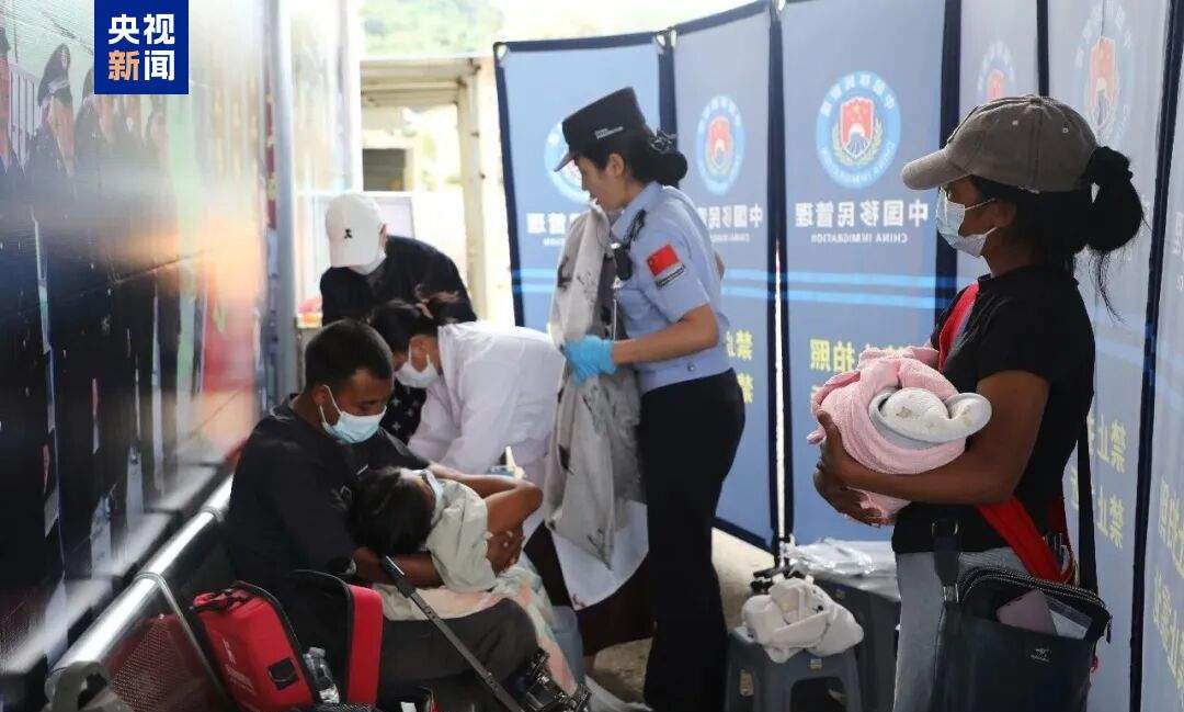 孕妇通关突发状况 边检民警搭建“临时产房”顺利接生