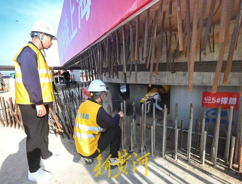 潍宿高铁全线首个上跨铁路T构梁成功转体