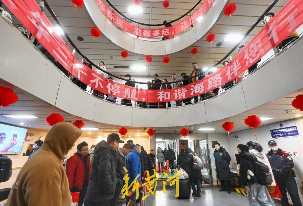 渤海海峡上演碧波上的春运