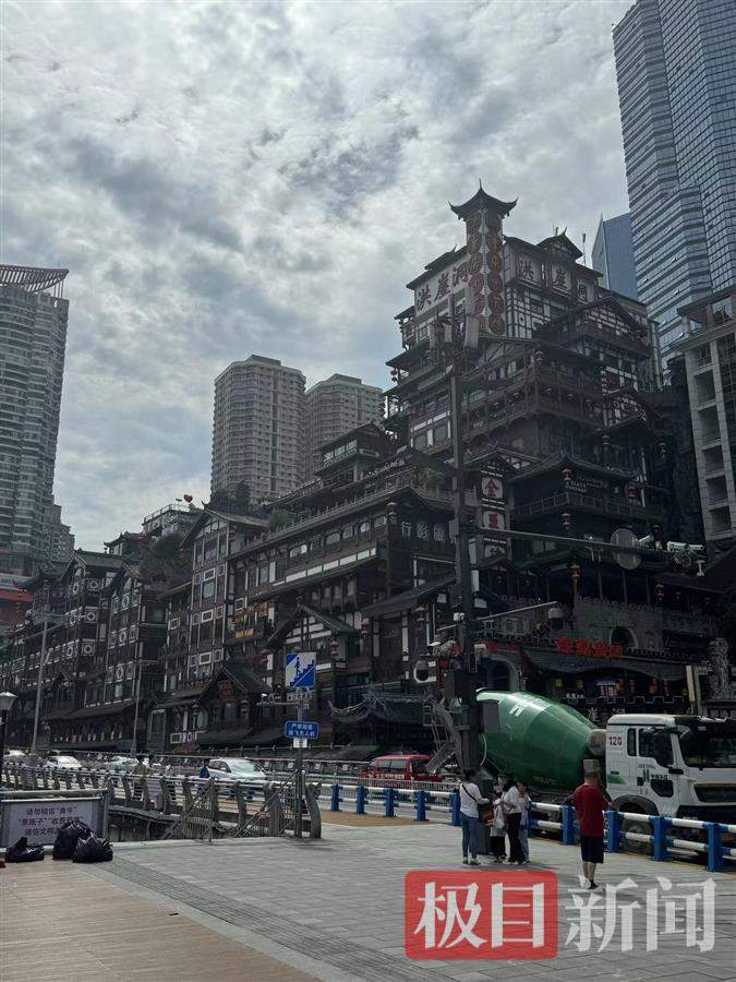 重庆知名景区“洪崖洞”被淹了?记者实探:没有被淹,网传视频非今年画面