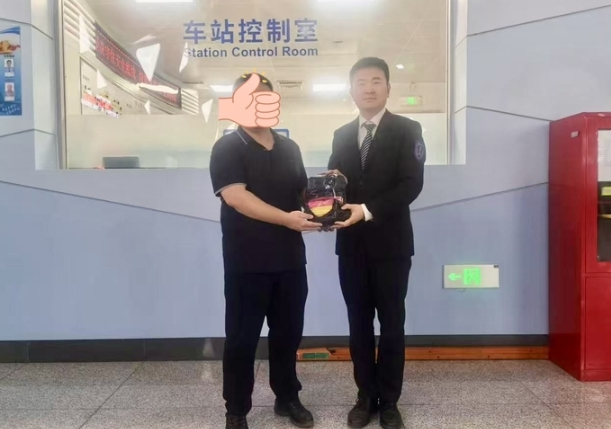 济南地铁上演雨衣“爱心接力”续写泉城温度