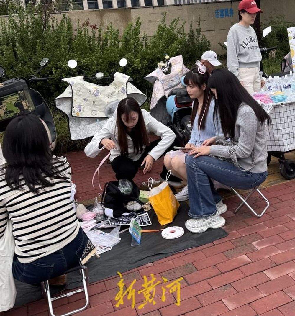 周杰伦济南演唱会火热开唱,奥体外“应援妆”摊位人气旺