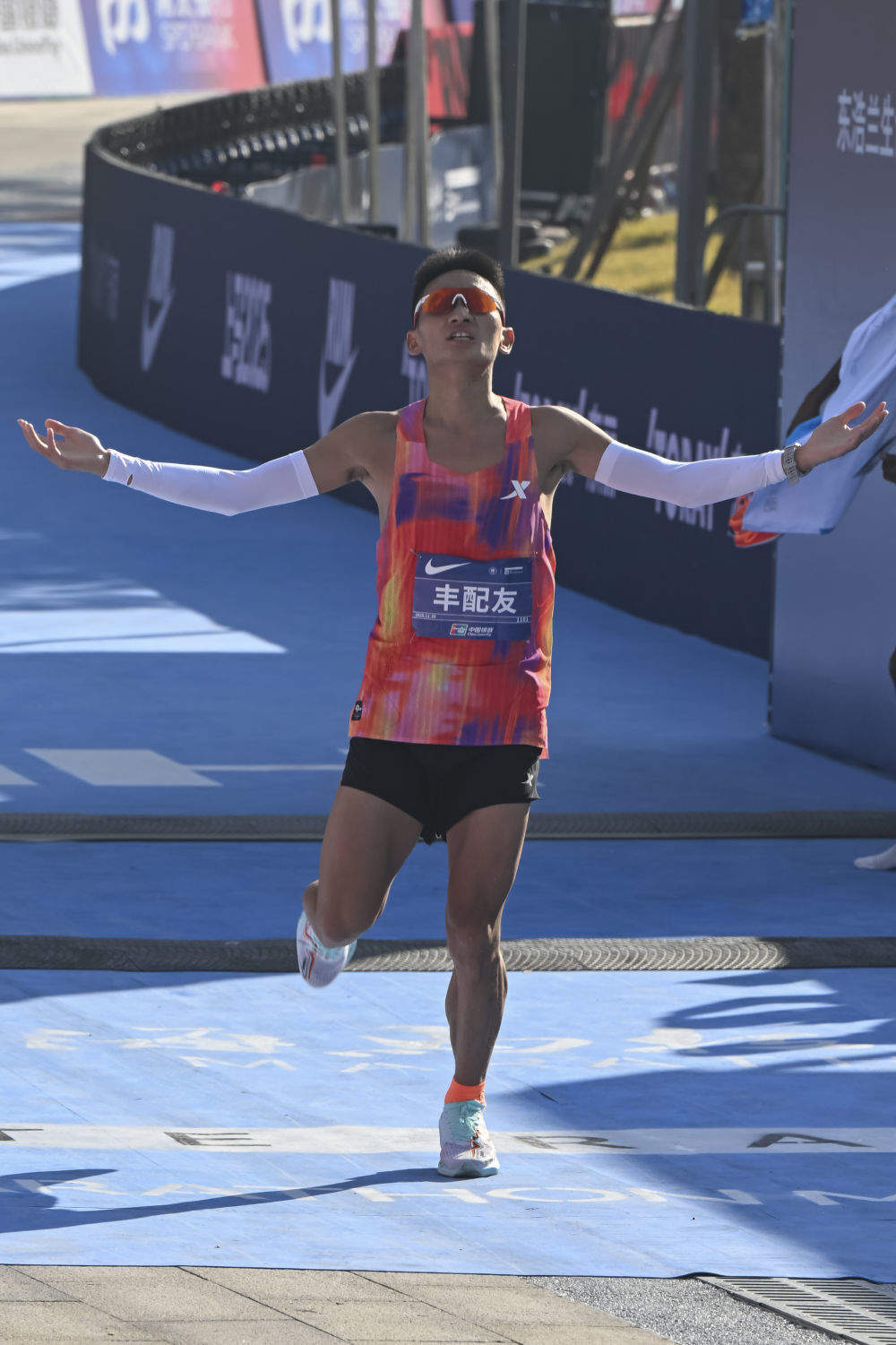 2025上海马拉松科斯盖刷新赛会女子纪录