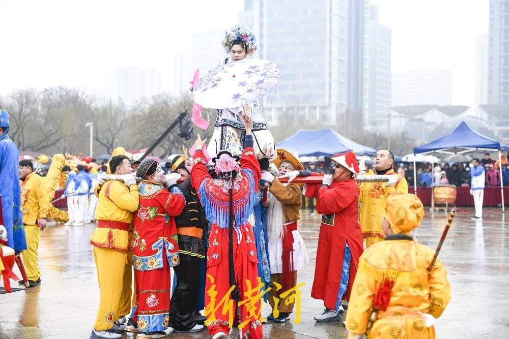 济南:高跷绝技惊四座 民俗展演“拉满”节日氛围
