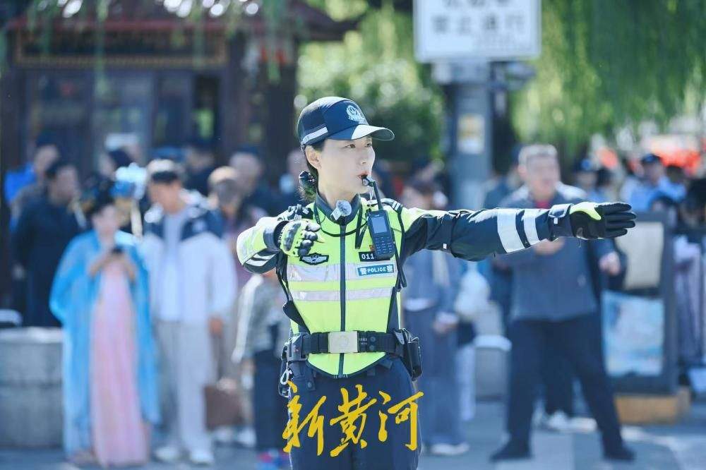 飒爽女警在岗护航，守护济南大明湖畔假日出行路
