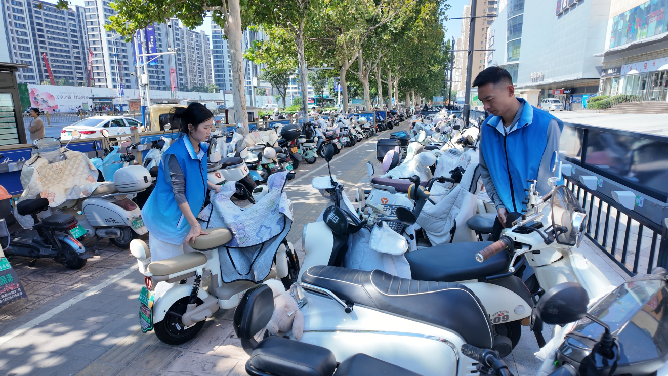 融媒·见证丨日均客流6万人，电动车停放问题咋破解？黄金地段“抠”车位