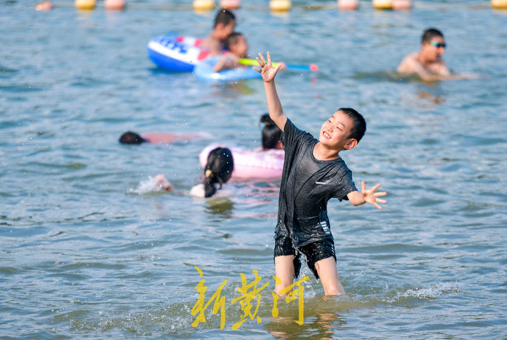 一年四季 泉在济南｜泉城持续35℃+高温 滨水公园变身纳凉戏水点