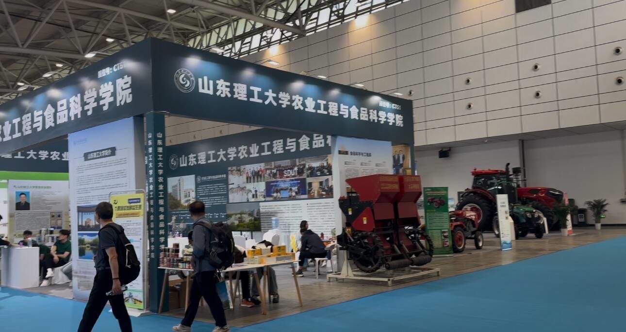 打破国外垄断！国内首款自主研发制造的六行打包式采棉机亮相