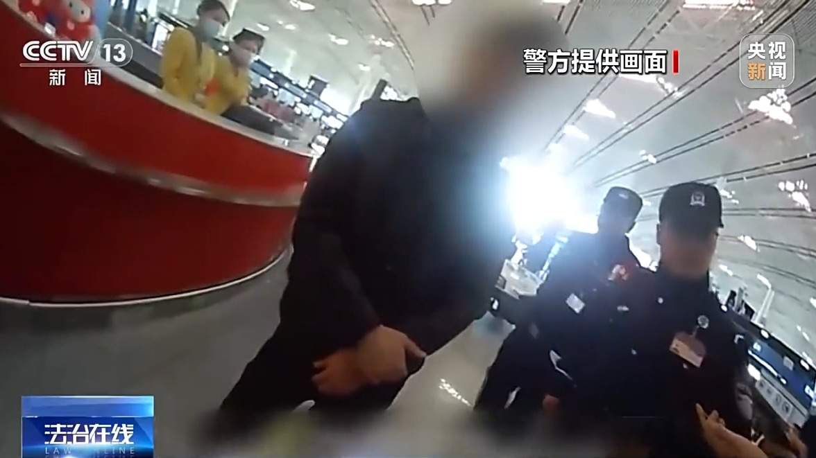 霸座、吸烟、打开应急舱门……这些“机闹”,拘了!