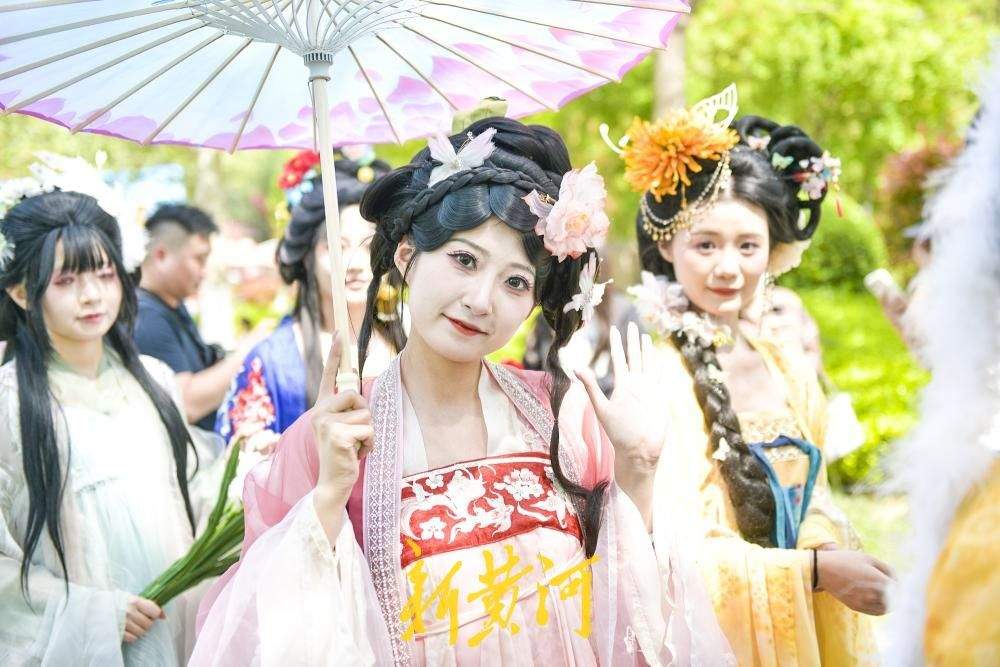 济南：三月三以花为媒 汉服巡游“上春山”