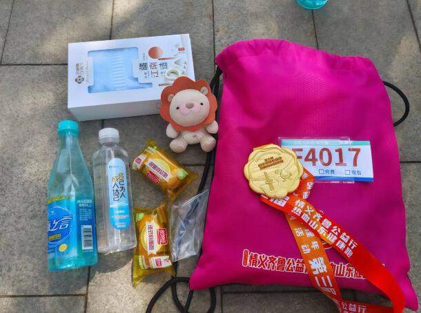 融媒·画像丨十本献血证、三千公里骑行数，以及四块半程马拉松奖牌——21岁姑娘的“别样勋章”