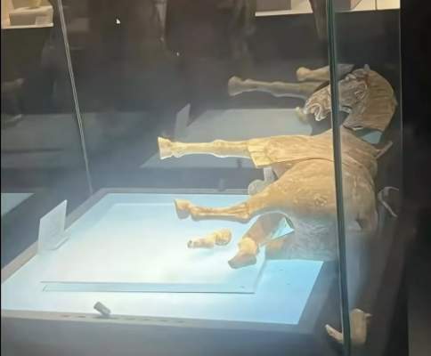 “彩绘抬腿陶马”倾倒腿部断裂,洛阳博物馆回应