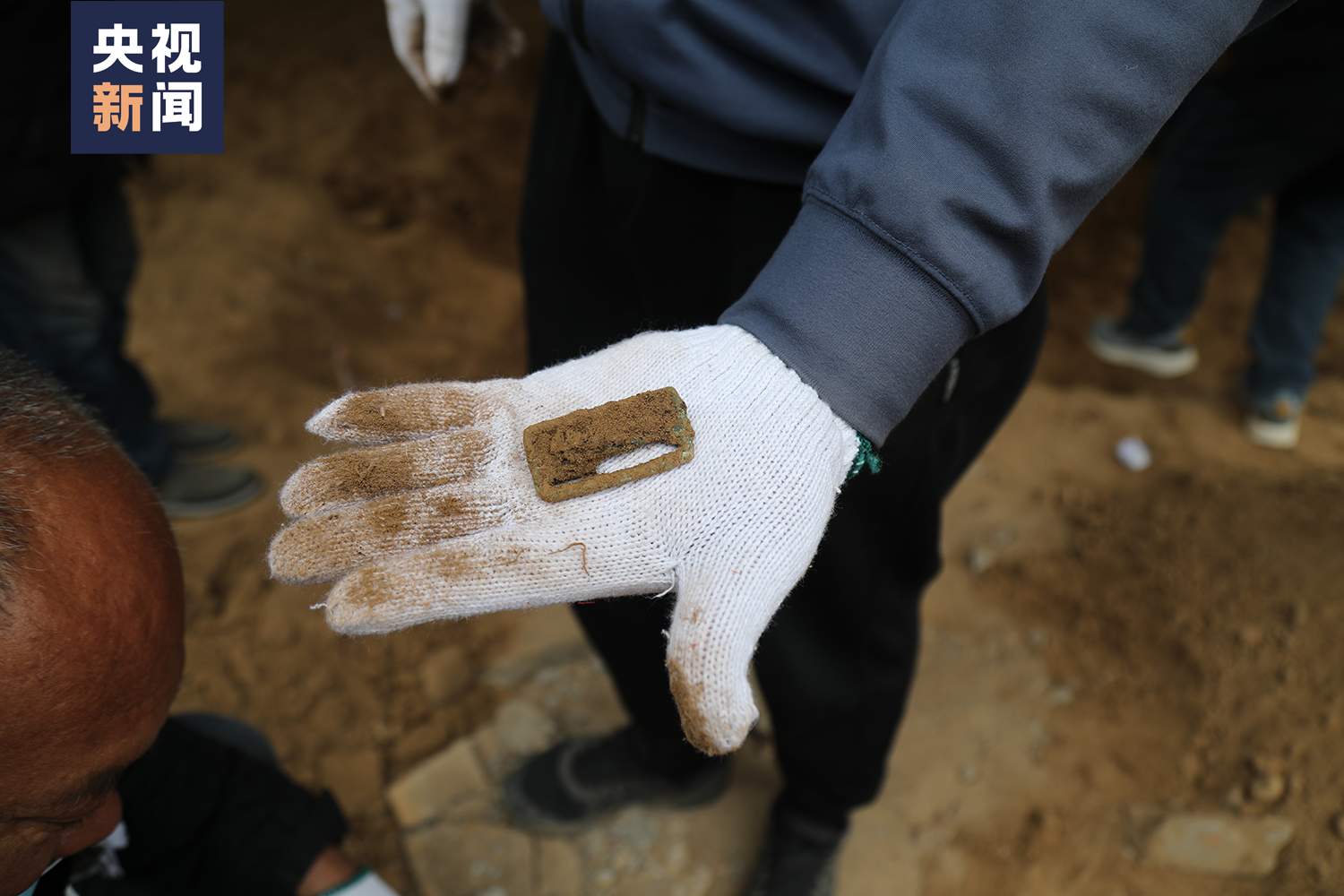 82年了,烈士手中紧紧握着一张照片……她是谁?