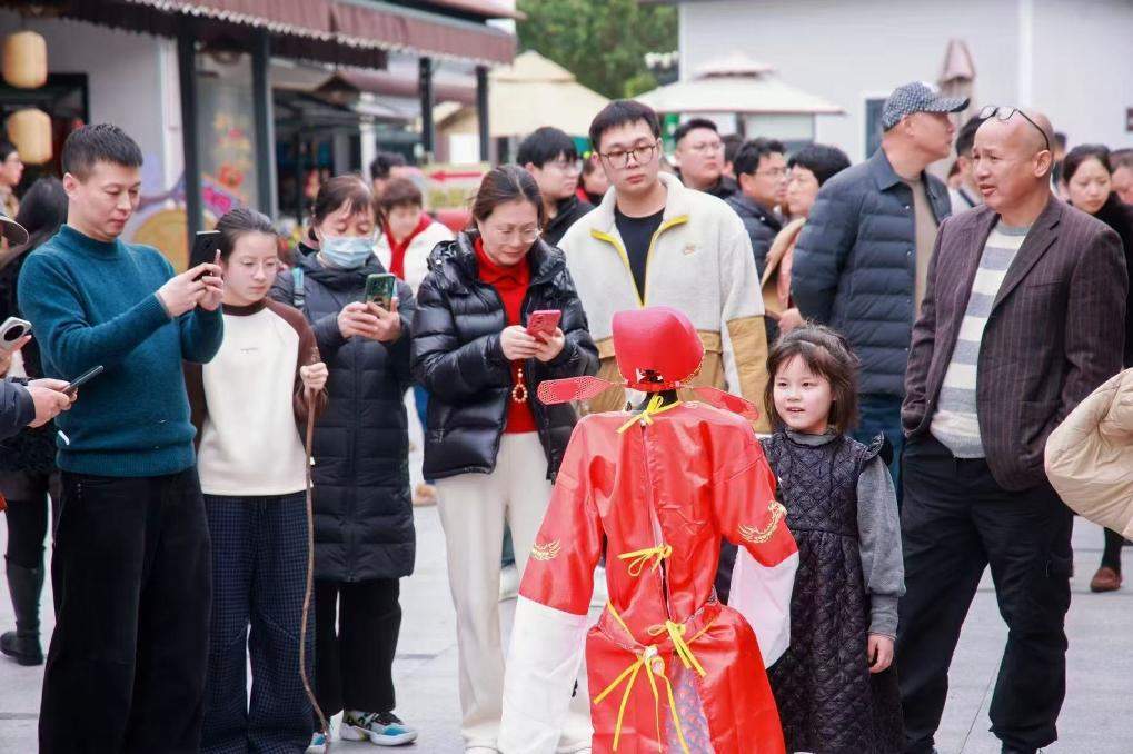 融入传统年俗 加快应用落地——机器人点燃新春新体验