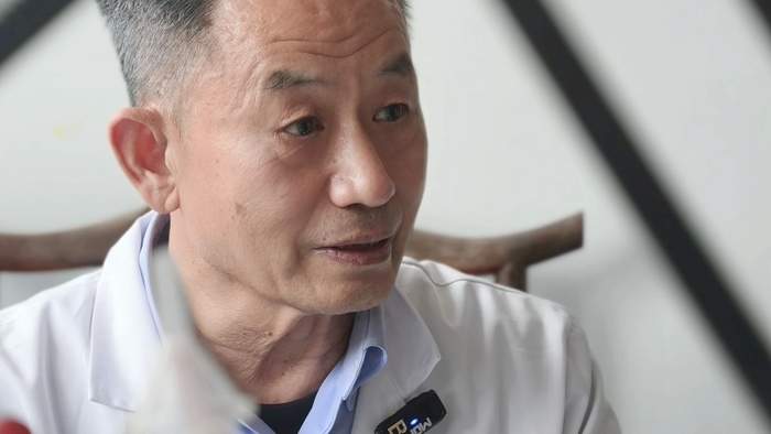 给支离破碎的文物“疗伤”,修复师王春发听见了它们的心跳