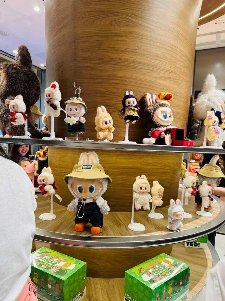 Labubu样品“痛墙”成打卡地标!开业4天已被挤爆