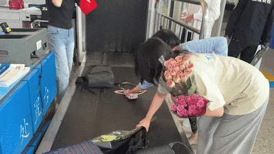 人人抱着鲜花上车！网友：全国“最香”高铁站在这里！