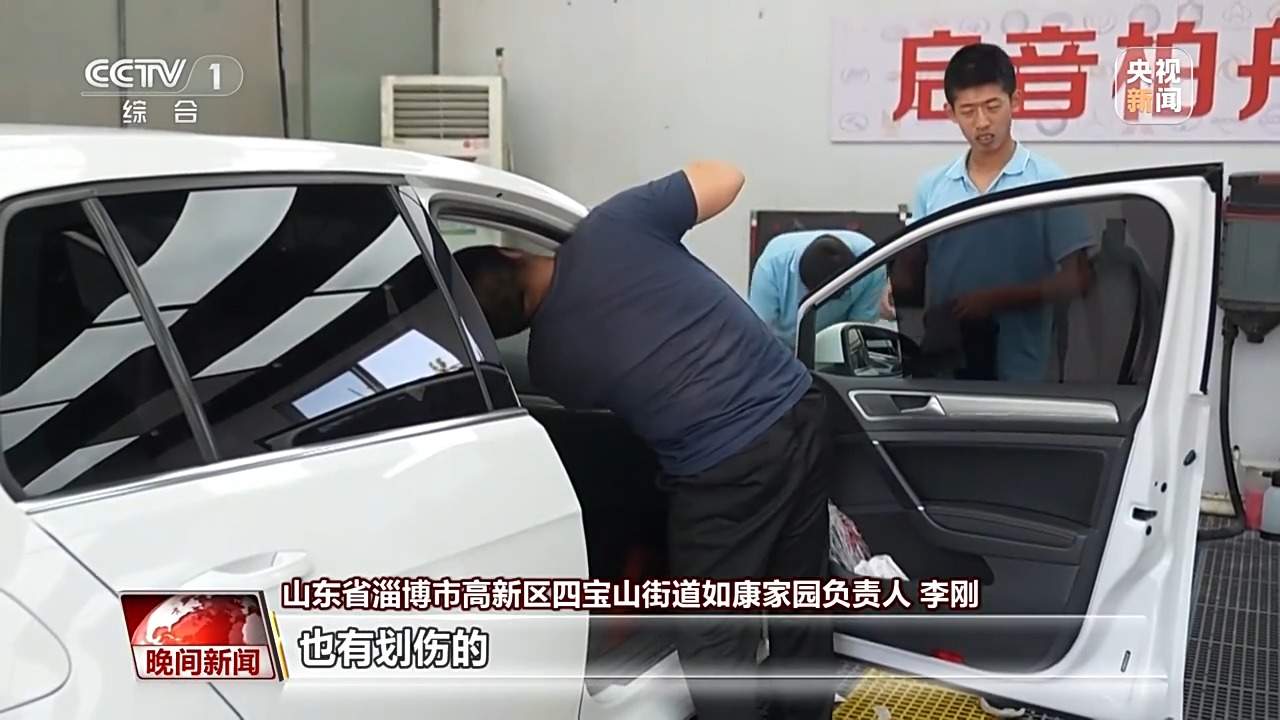 5到6人配合洗车 这家洗车店为特殊青年提供温暖家园