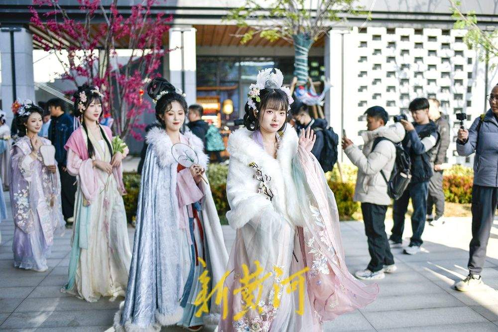 济南“如梦令宋词主题演艺乐园”开启汉服巡游,再现千年风雅