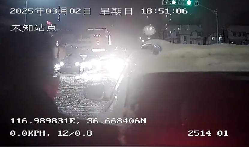 更多公交“推车侠”现身 他们是这座城最温暖的底色