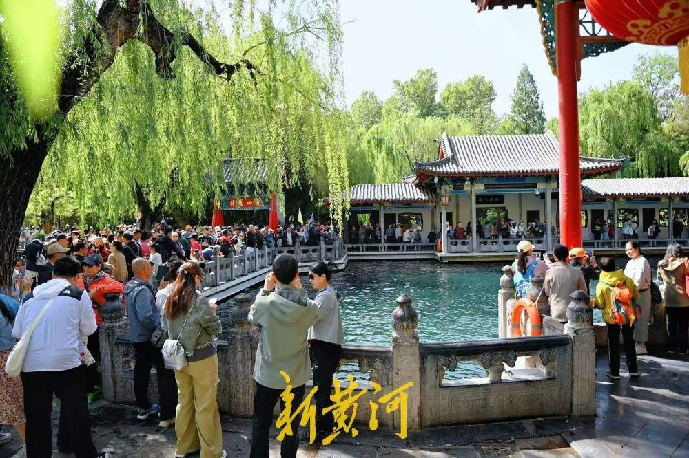 谷雨节气 济南趵突泉群泉欢歌人潮涌