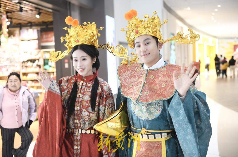 民俗表演拉开春节序幕 济南各大商场为市民送红包和祝福