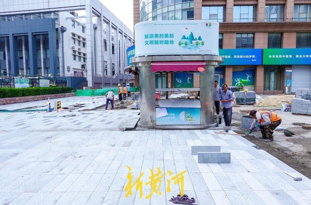 泉城路东段人行道启动石板铺装，深浅灰双色交替打造品质慢行空间
