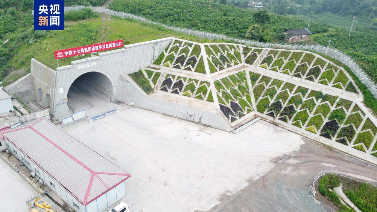 渝万高铁首座8公里以上隧道顺利贯通