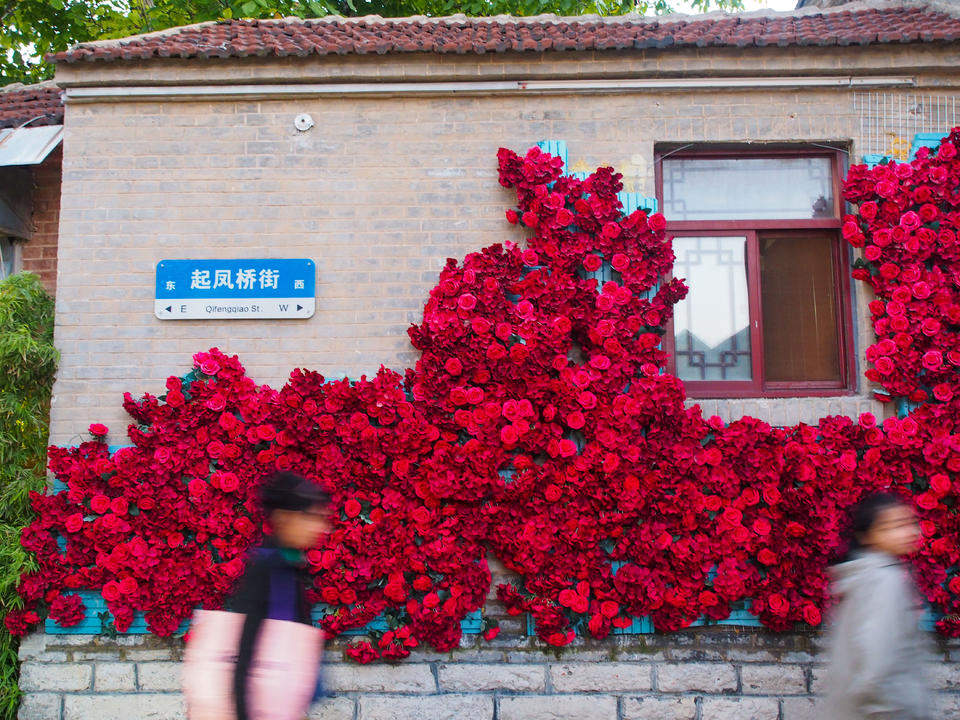 济南藏在小街角落里的起凤桥，却是众多汉服女孩打卡拍照的圣地