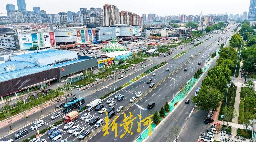 济南经十路这一段道路恢复见成效：全新隔离带与斜向斑马线亮相