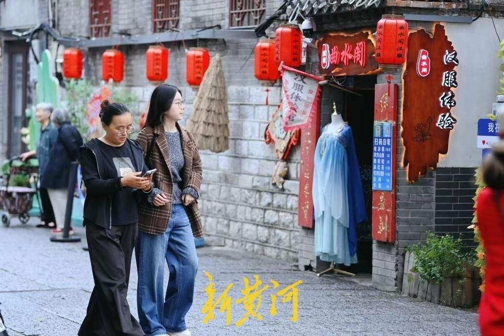 泉城秋凉气温骤降，明府城寻泉热度不减