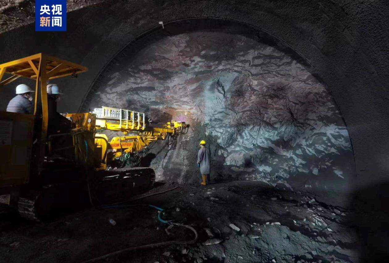 渝万高铁首座8公里以上隧道顺利贯通