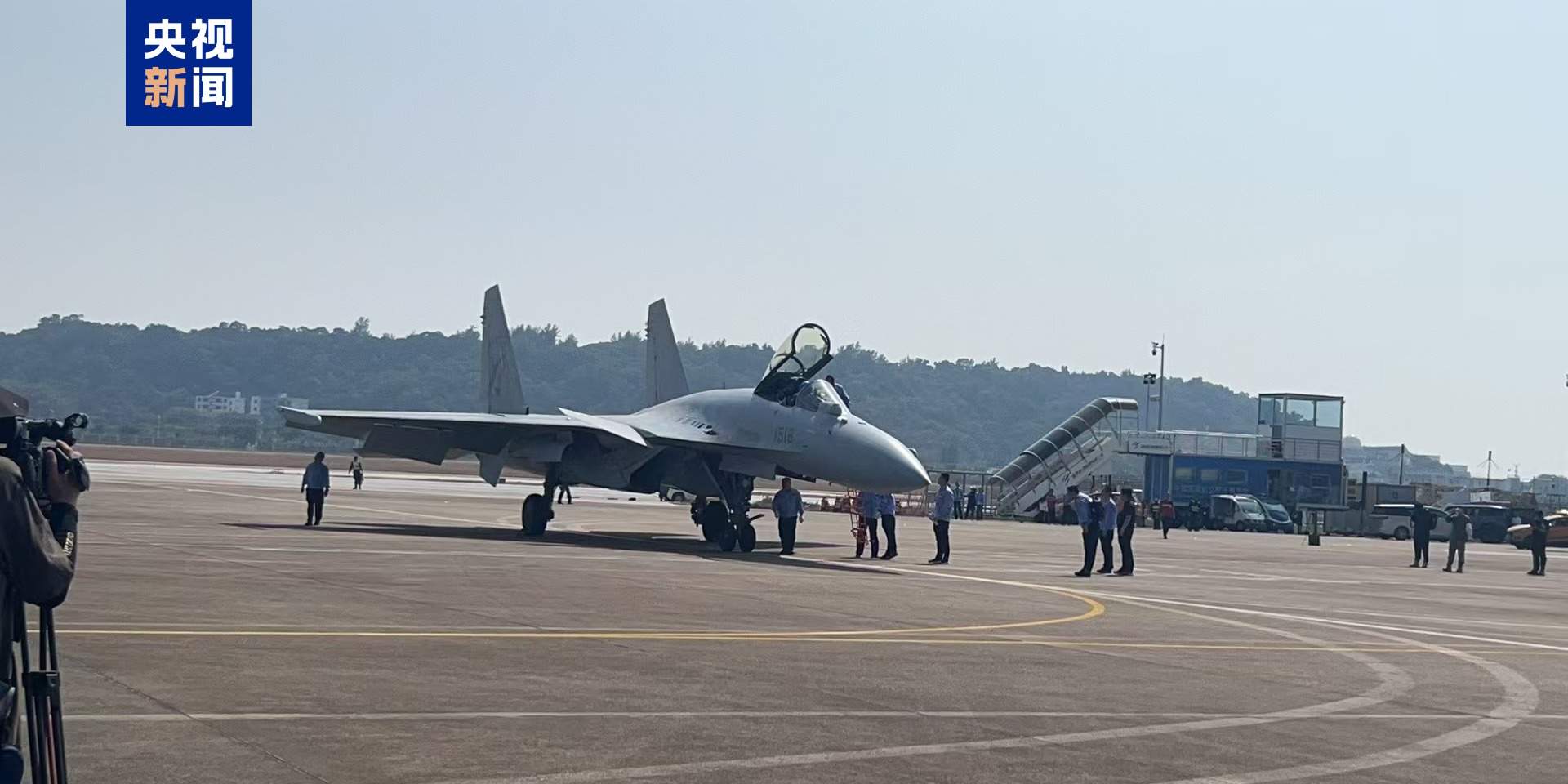 海军重型舰载战斗机歼-15T落地珠海