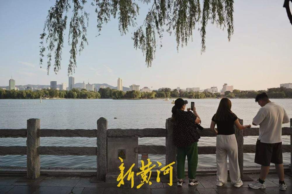 济南大明湖初秋暮色醉游人