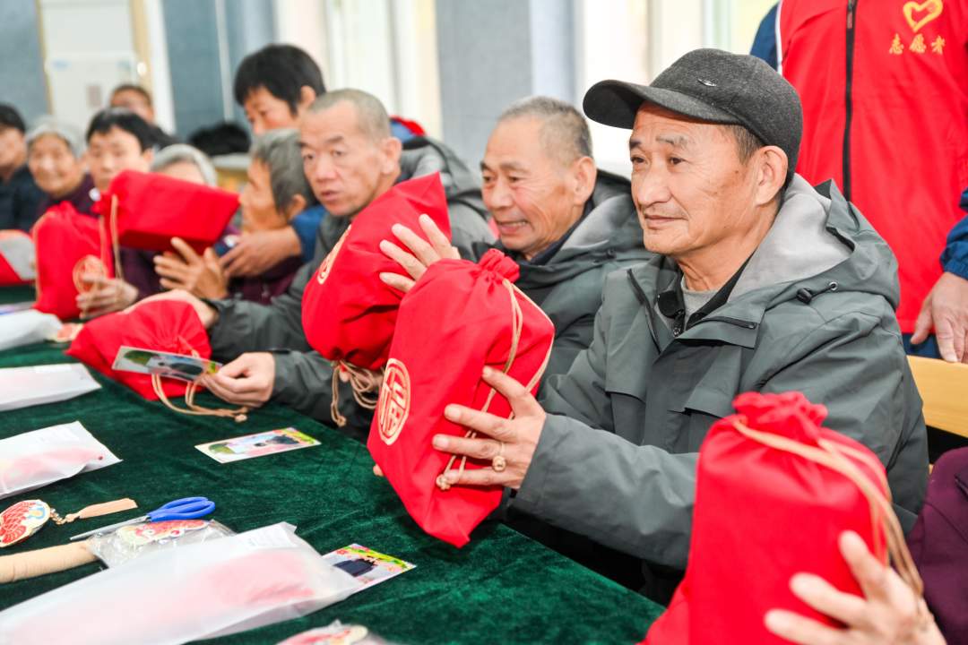 为福添彩 爱暖银龄 山东福彩开展“送你一朵小红花”爱心捐赠活动