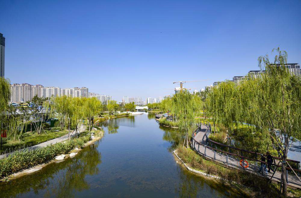 济南北湖片区再添滨水休闲空间 市民河畔一览水天一色美景