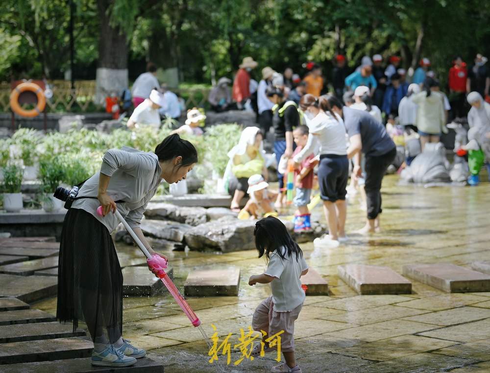 泉城发布高温橙色预警，市民泉畔戏水觅清凉
